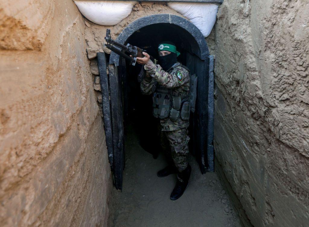 Un militante de Hamás muestra la entrada de un túnel