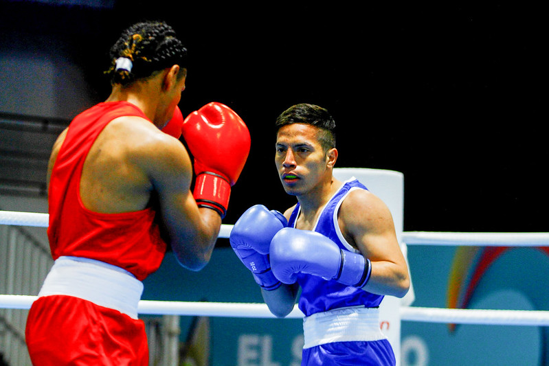 Héctor Tapia participando de boxeo en Paraguay