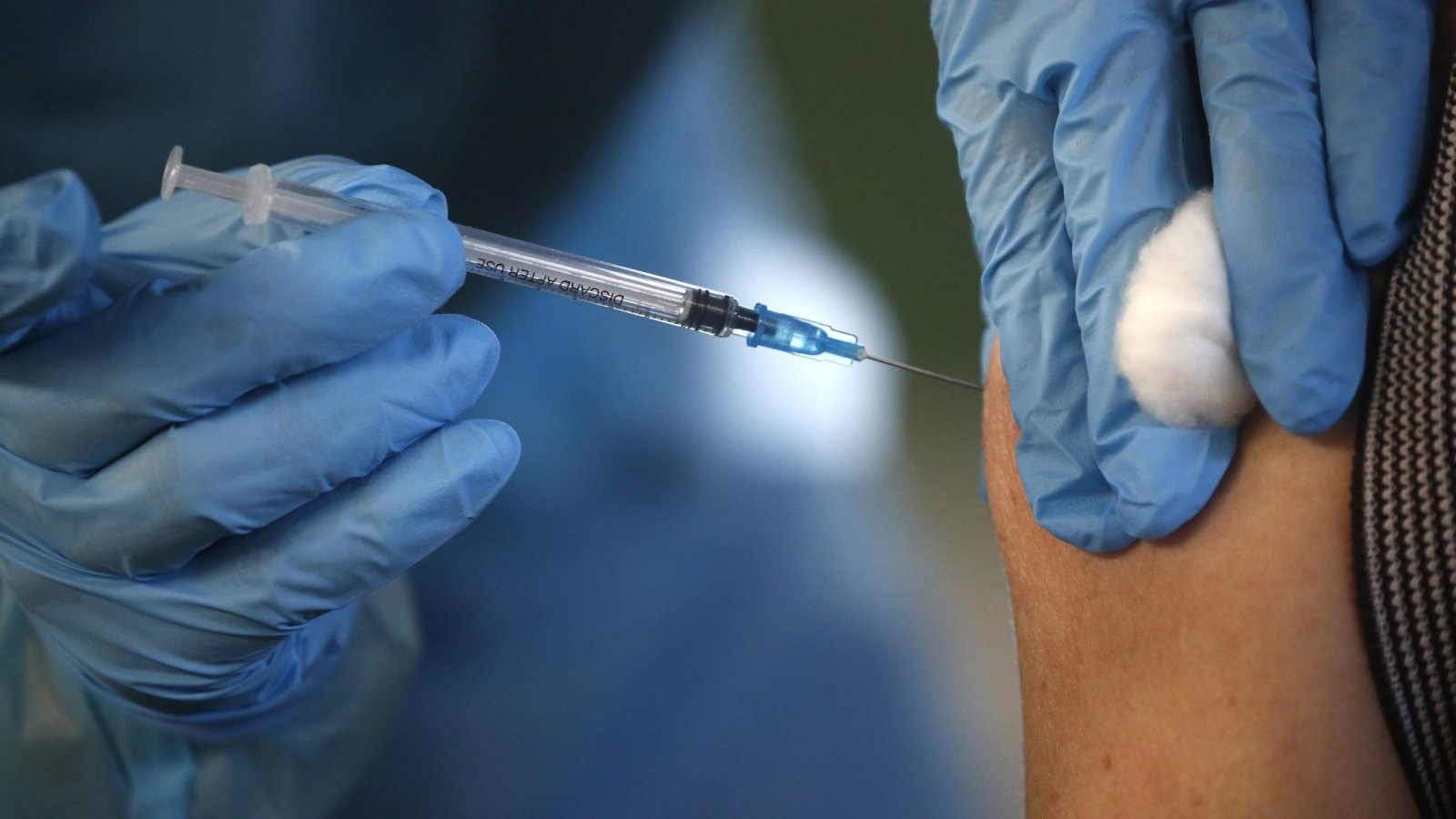 Mujer denuncia haber recibido 6 vacunas contra el COVID-19