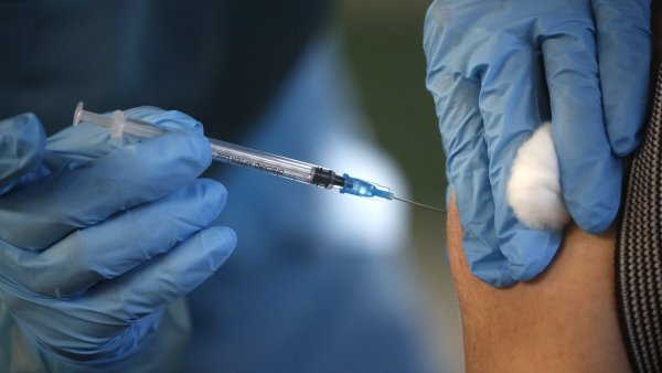 Mujer denuncia haber recibido 6 vacunas contra el COVID-19