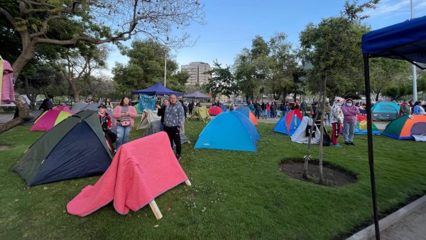 Pobladores de Lo Hermida se toman terrenos en Providencia