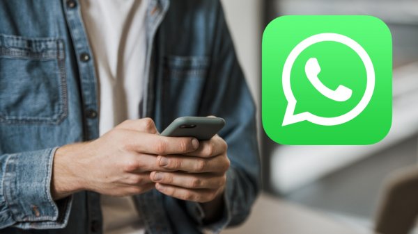 Persona chateando por WhatsApp