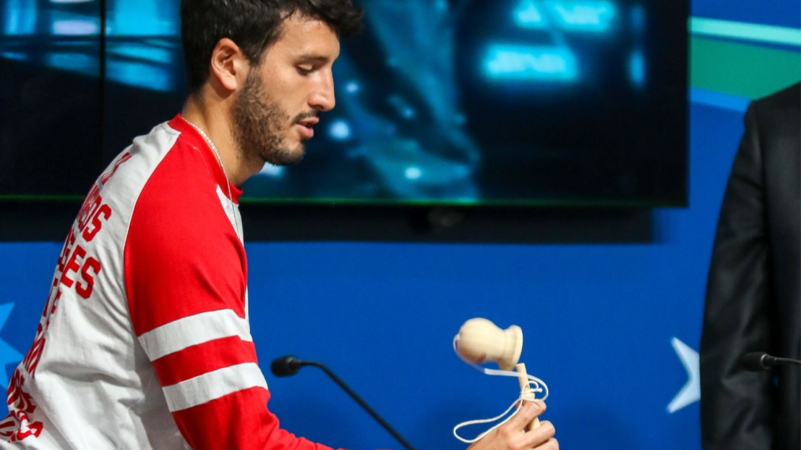 Sebastián Yatra jugando emboque en Santiago 2023