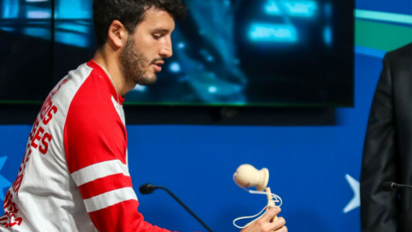 Sebastián Yatra jugando emboque en Santiago 2023