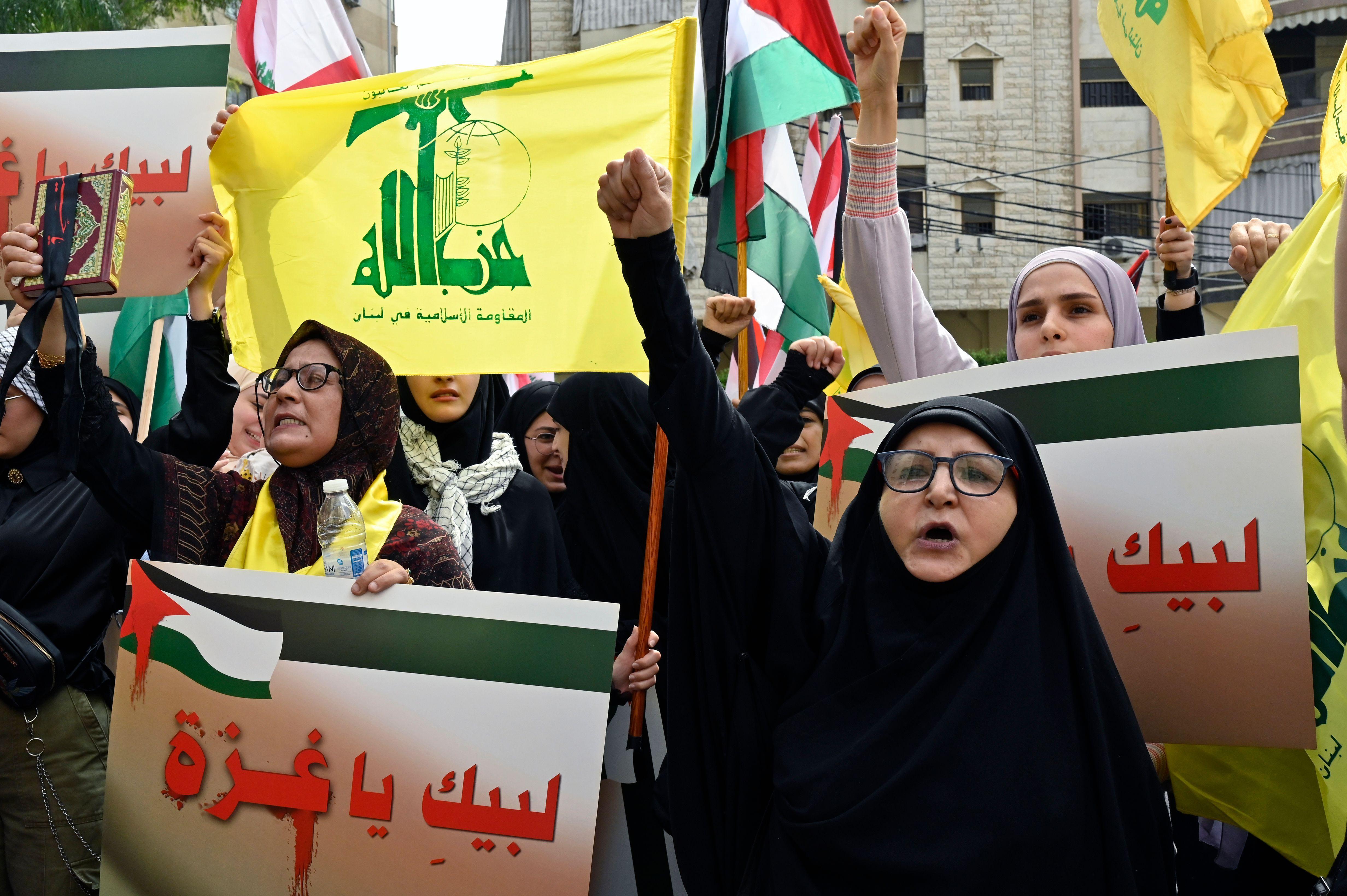 Personas protestan en Beirut