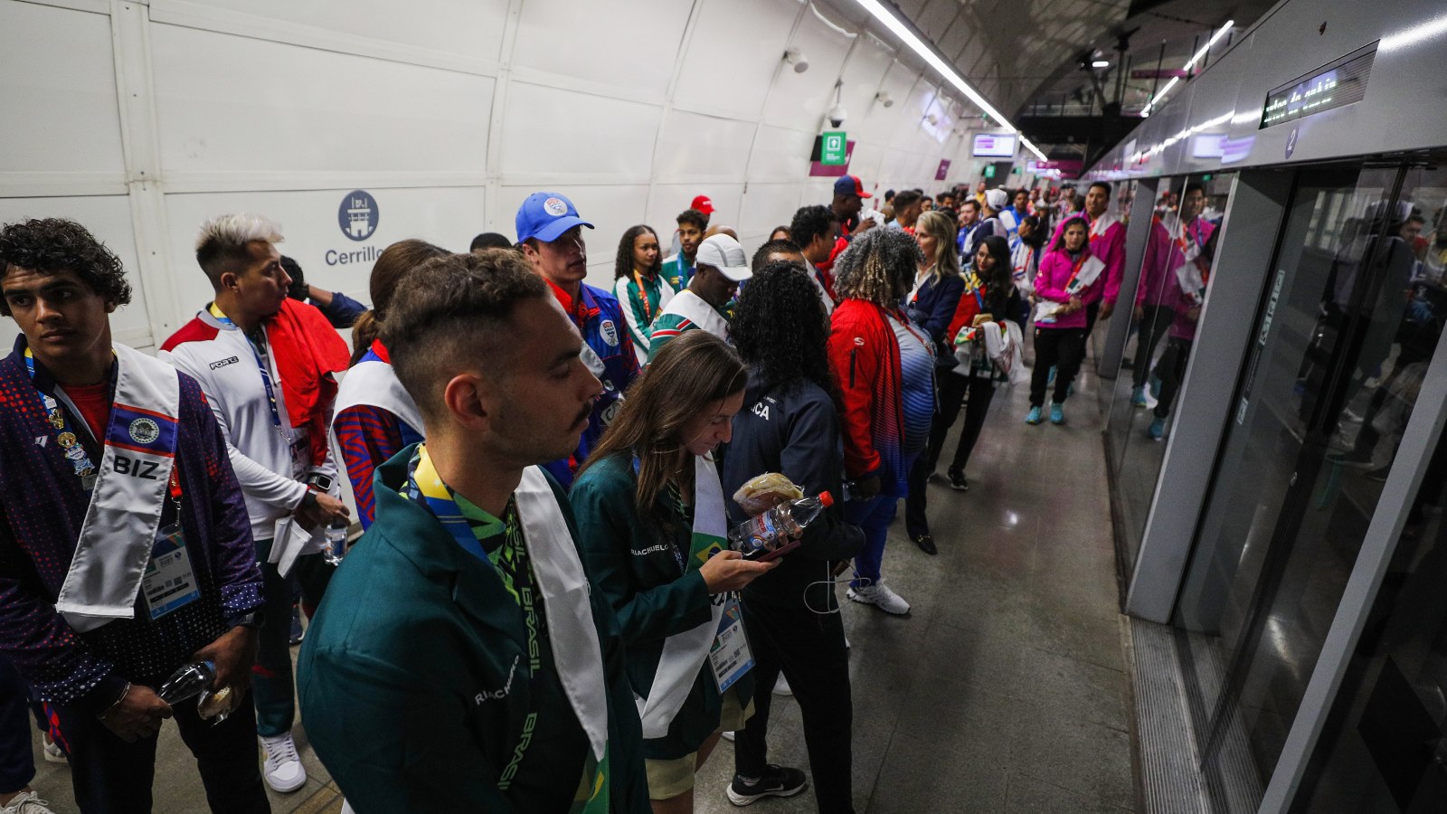 Deportistas de Santiago 2023 en el Metro de Santiago