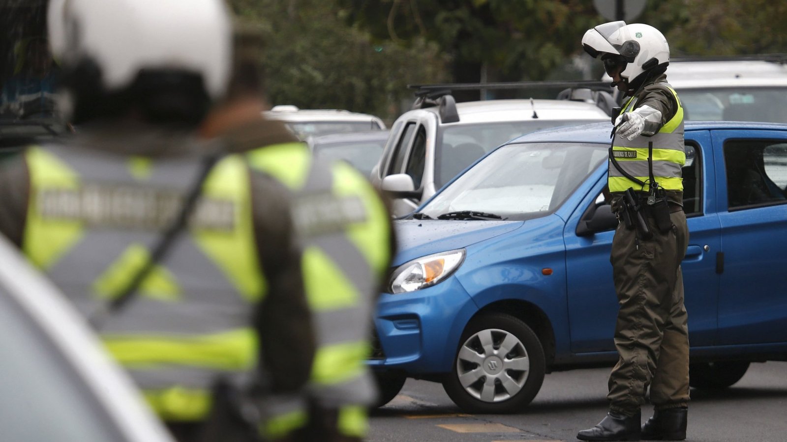 Carabinero controlando desvíos y cortes de tránsito. Santiago 2023.