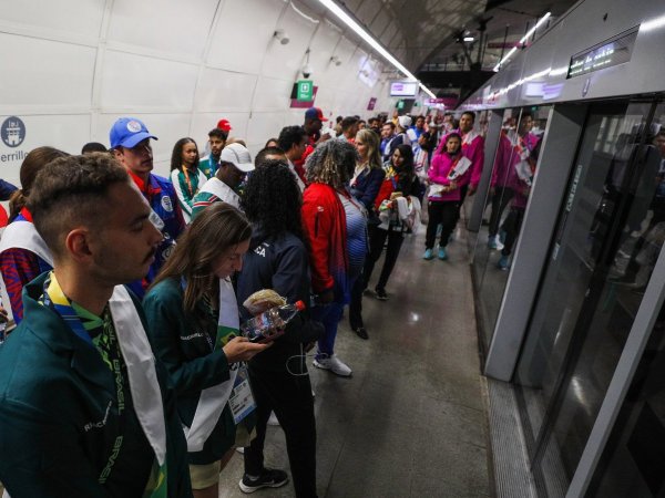 Deportistas de Santiago 2023 en el Metro de Santiago