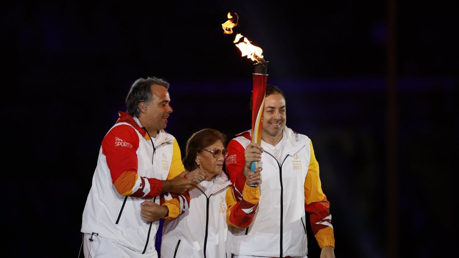 Lucy López, Nicolás Massú y Fernando González encienden el pebetero de Santiago 2023