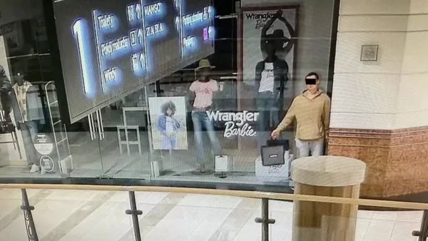 Hombre haciéndose pasar por maniquí en Polonia