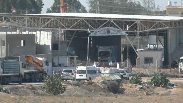 Camiones entrando por el paso fronterizo de Rafah desde Egipto a la Franja de Gaza. 