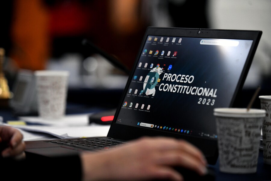 Computador del proceso constitucional en sesión de la comisión mixta