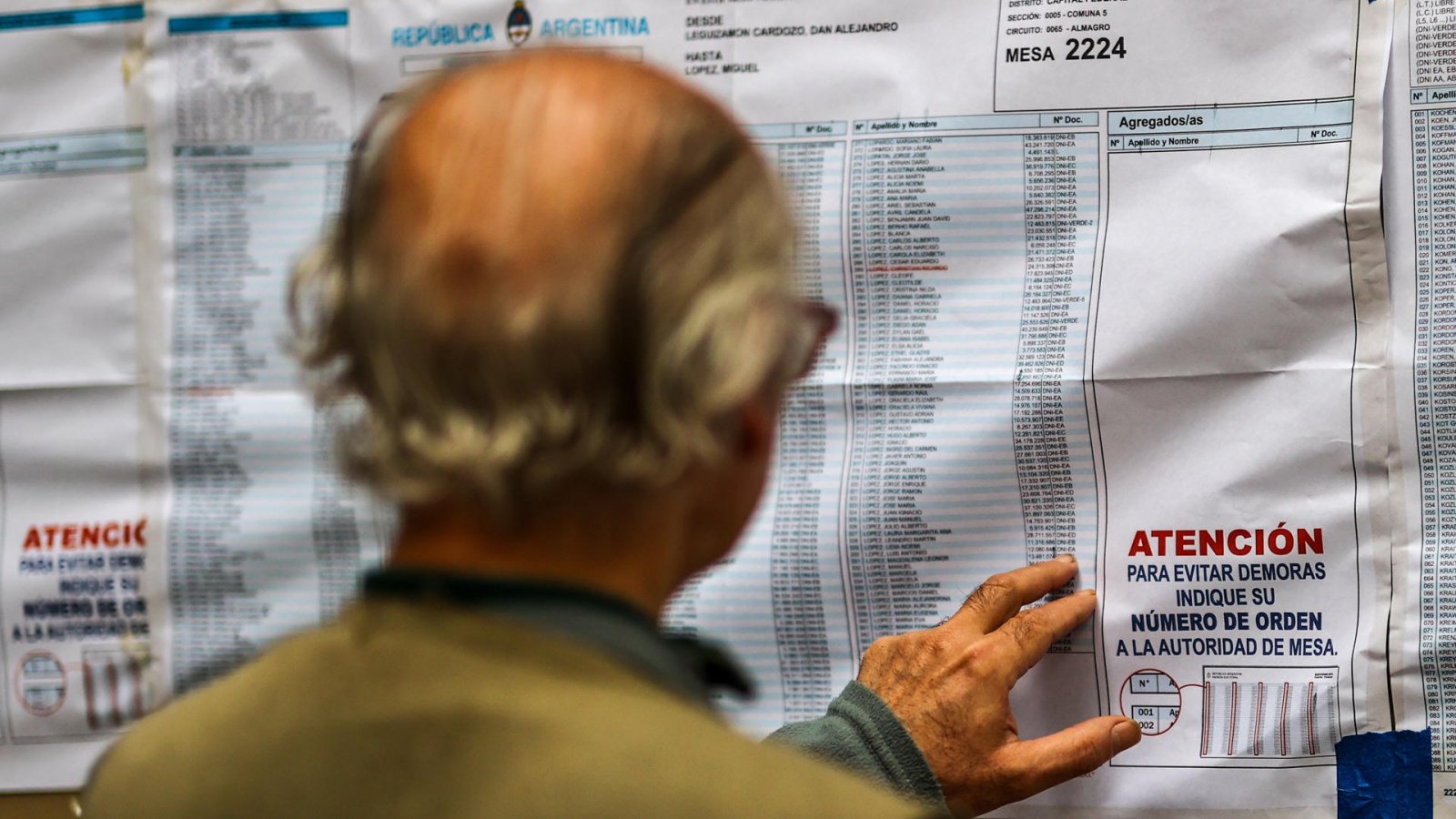 Ciudadano argentino buscando puesto de votación para las elecciones de Argentina.
