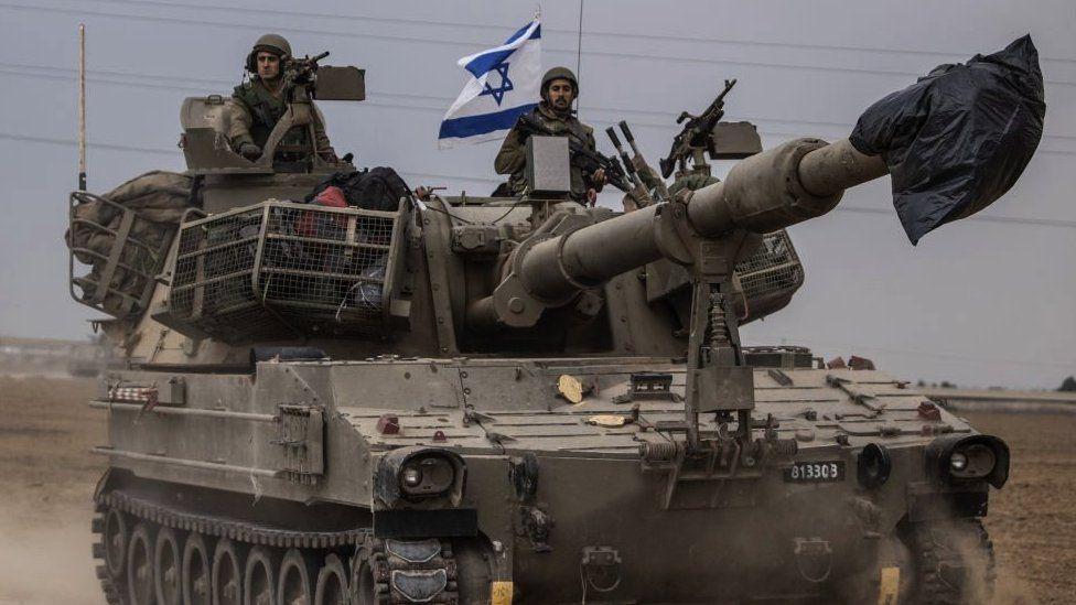 Soldados israelíes en un tanque se mueven cerca de la frontera de Gaza mientras el ejército israelí despliega vehículos militares alrededor de la Franja de Gaza en Sderot, Israel, el 9 de octubre de 2023.