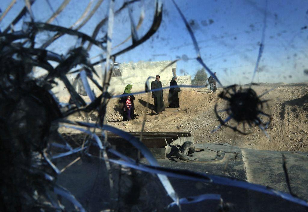 Un coche con el parabrisas acribillado a balazos en Mosul