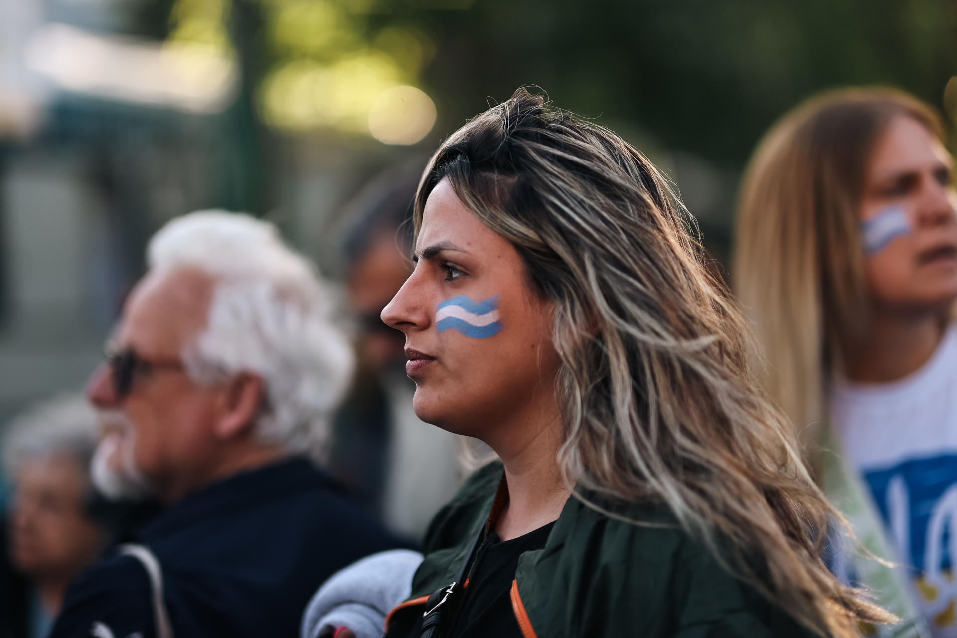 Mujer con la bandera de Argentina pintada en la cara. Elecciones de Argentina