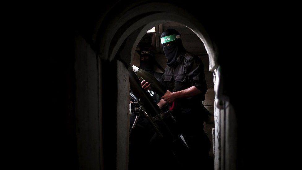 Un miembro armado de la Brigada Izz ad-Din al-Qassam, el ala militar de Hamás, en un túnel en el barrio de Shujaya de la ciudad de Gaza, 2014.