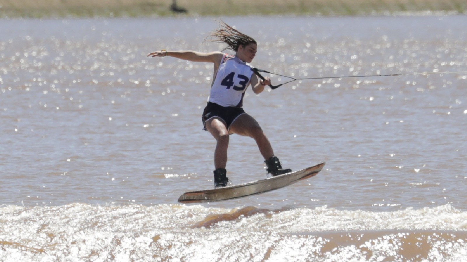 Ignacia Holscher compitiendo en Wakeboard