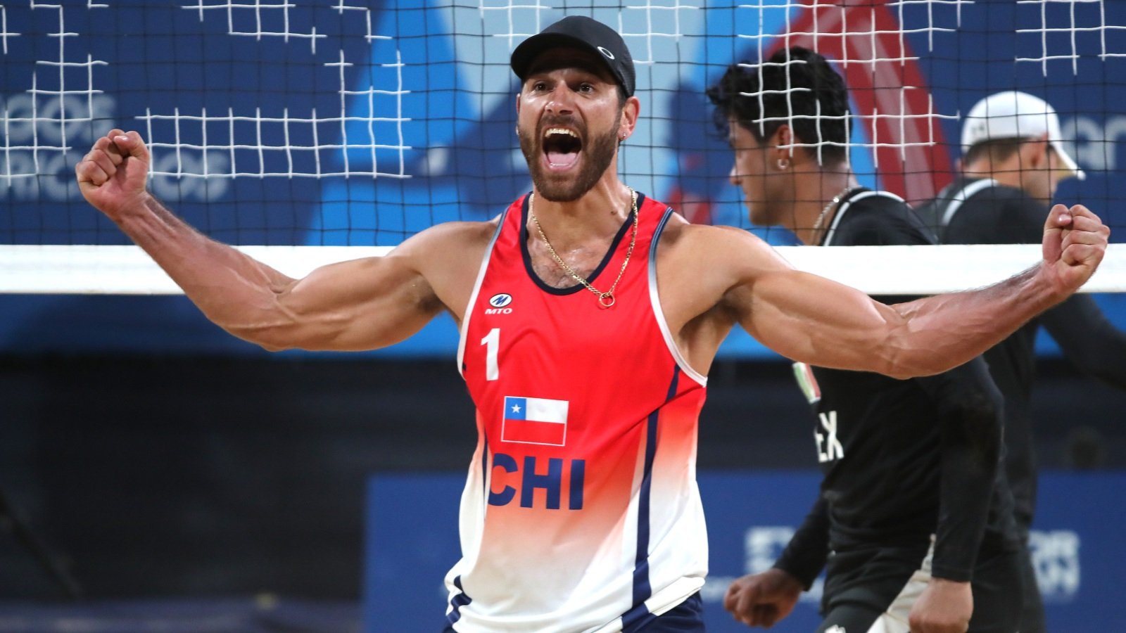 Marco Grimalt celebrando un triunfo por el Team Chile