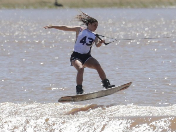 Ignacia Holscher compitiendo en Wakeboard