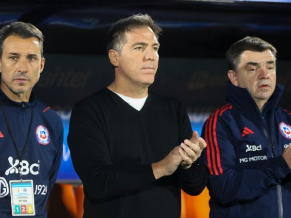 Eduardo Berizzo dirigiendo a la Selección Chilena