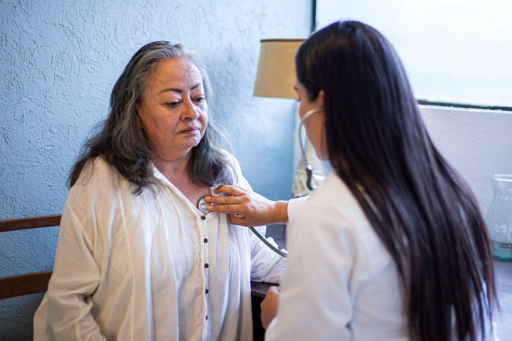 Una anicana con una doctora