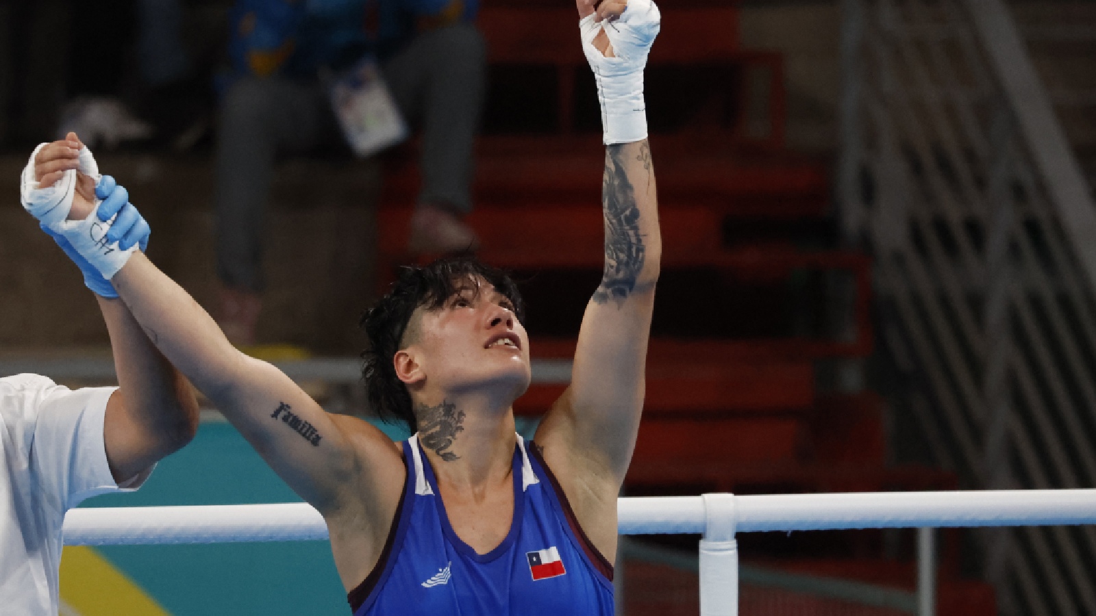 Denisse Bravo celebrando un triunfo en el boxeo