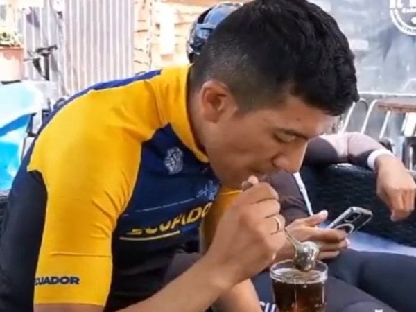 Richard Caparaz probando el mote con huesillo