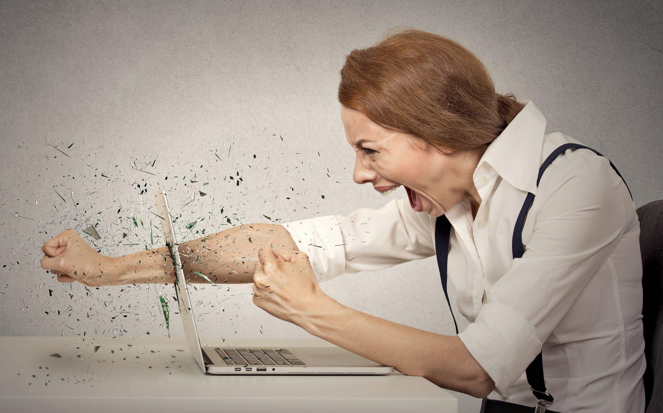 Representación de mujer enojada con una computadora.