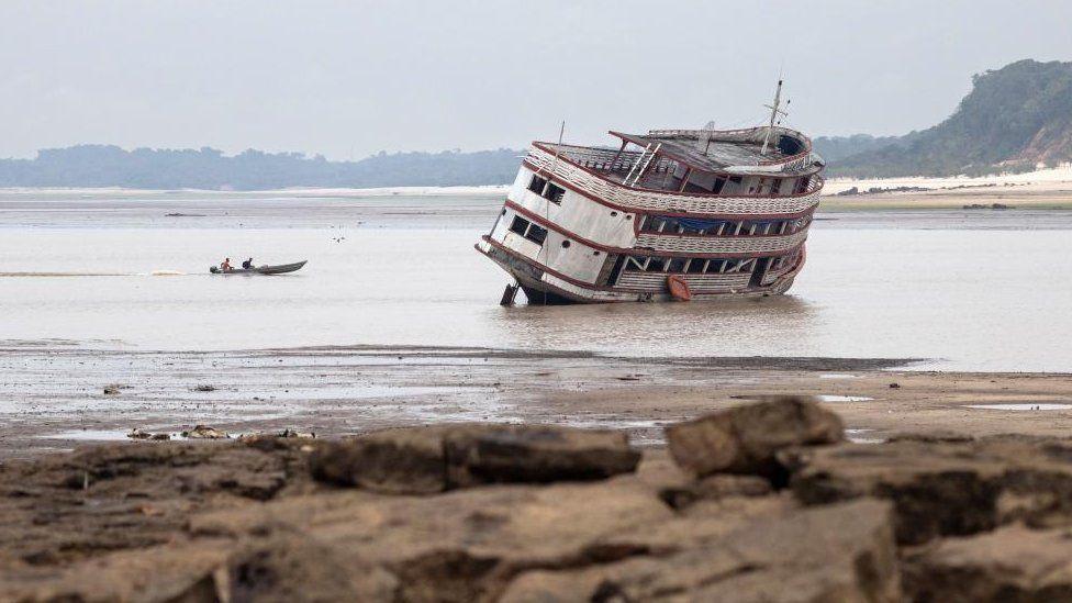 Barco varados en el Río Negro