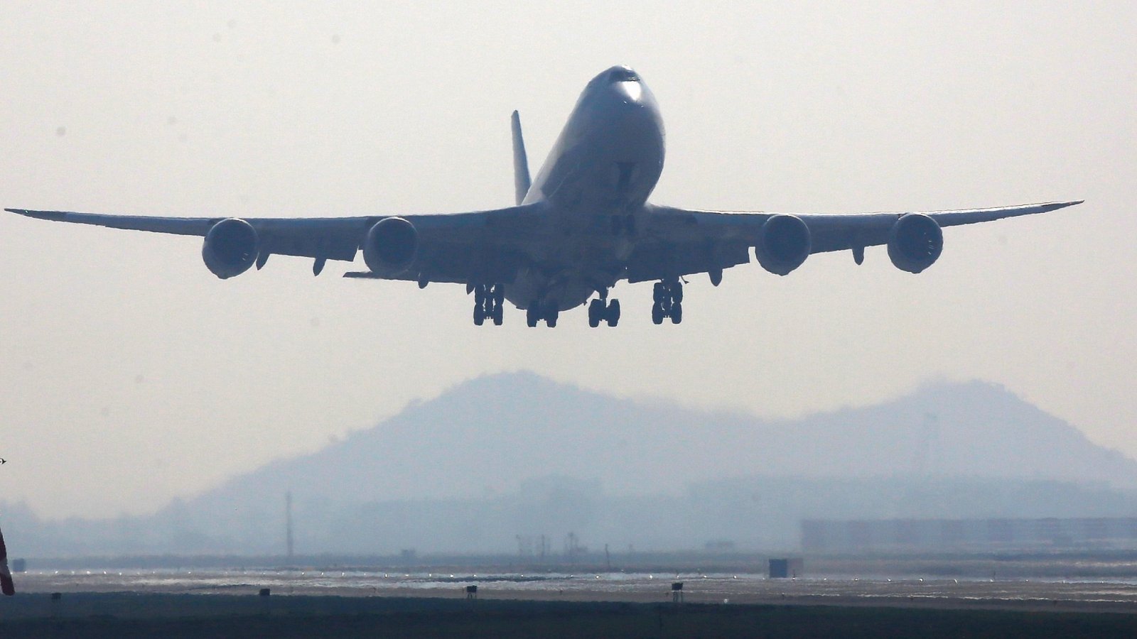 Controladores aéreos postergan paro anunciado para este jueves