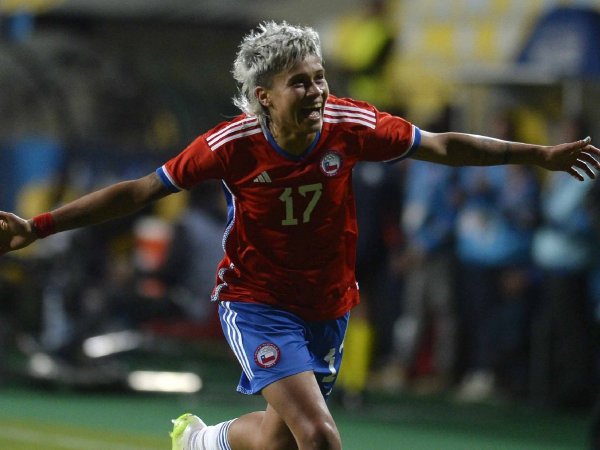 Fernanda Pinilla celebrando un gol con la Selección Chilena