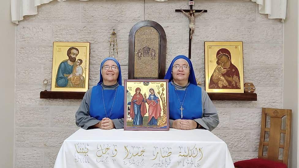 Las hermanas María del Pilar y María del Perpetuo Socorro en su parroquia en Gaza