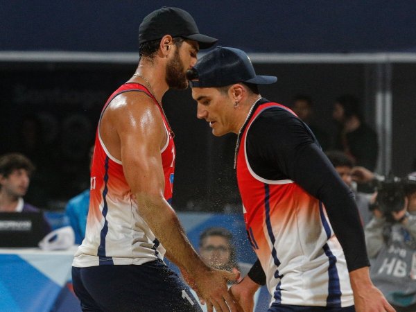 Primos Grimalt jugando vóleibol playa en los Juegos Panamericanos Santiago 2023