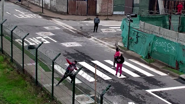 Dos sujetos detenidos por lanzar pelotas con droga a cárcel de Colina