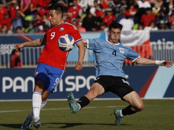 Alexander Aravena marcando para La Roja