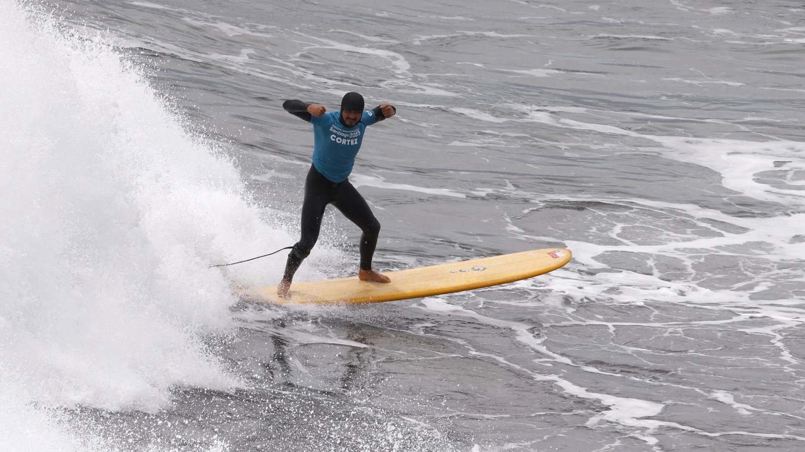 Rafael Cortéz realizando surf en los Juegos Panamericanos Santiago 2023