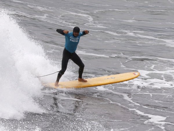 Rafael Cortéz realizando surf en los Juegos Panamericanos Santiago 2023