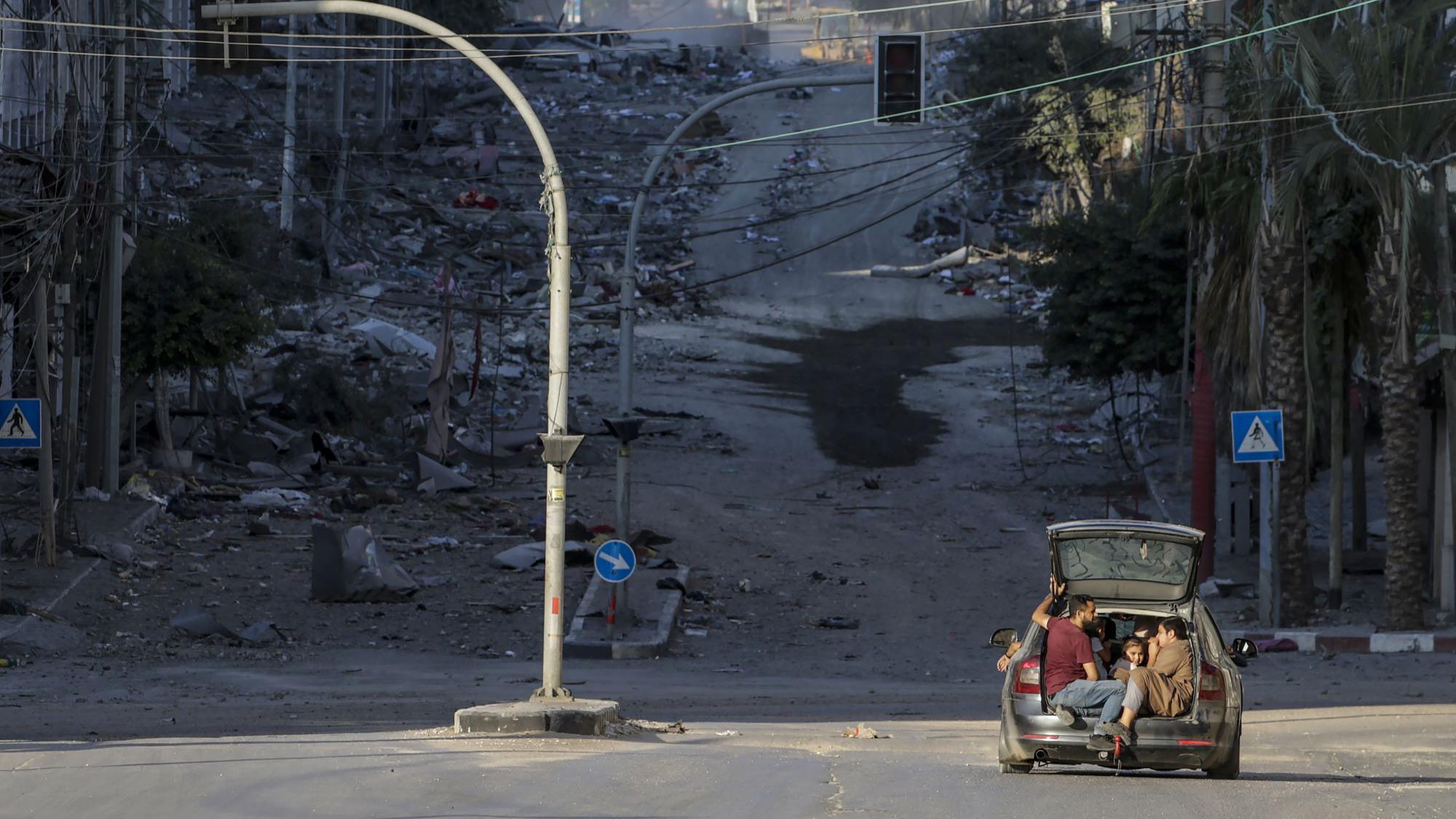 auto en una calle destruida 