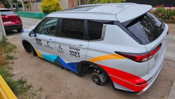 Roban ruedas de vehículo que transportaba deportistas en Santiago 2023