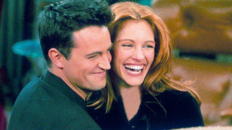 Matthew Perry y Julia Roberts en una escena de "Friends".