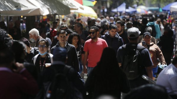 Personas caminando en la calle. Desempleo Chile.