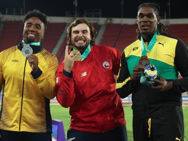 Nervi recibiendo la medalla de oro