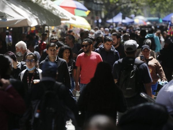 Personas caminando en la calle. Desempleo Chile.