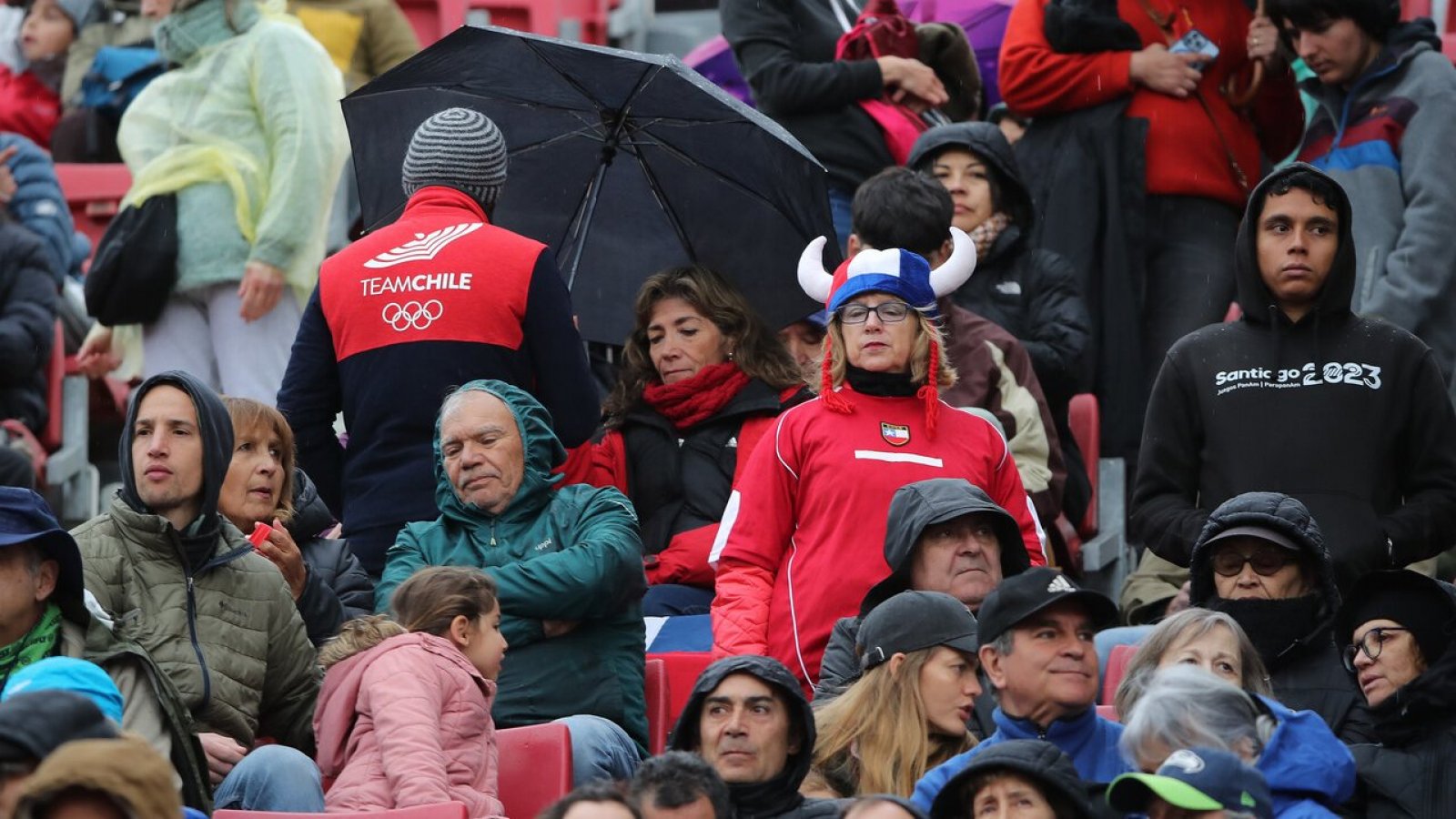 Lluvia en los Juegos Panamericanos Santiago 2023. Personas bajo la lluvia.