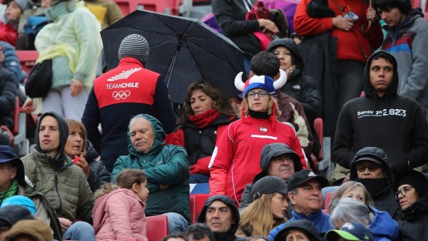 Lluvia en los Juegos Panamericanos Santiago 2023. Personas bajo la lluvia.