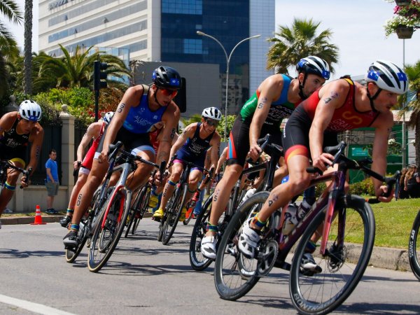 Hora de inicio de la triatlón femenina en Santiago 2023.