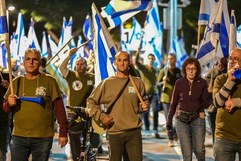 El teniente coronel Sharf (centro) en una marcha de protesta en Israel contra las reformas del gobierno