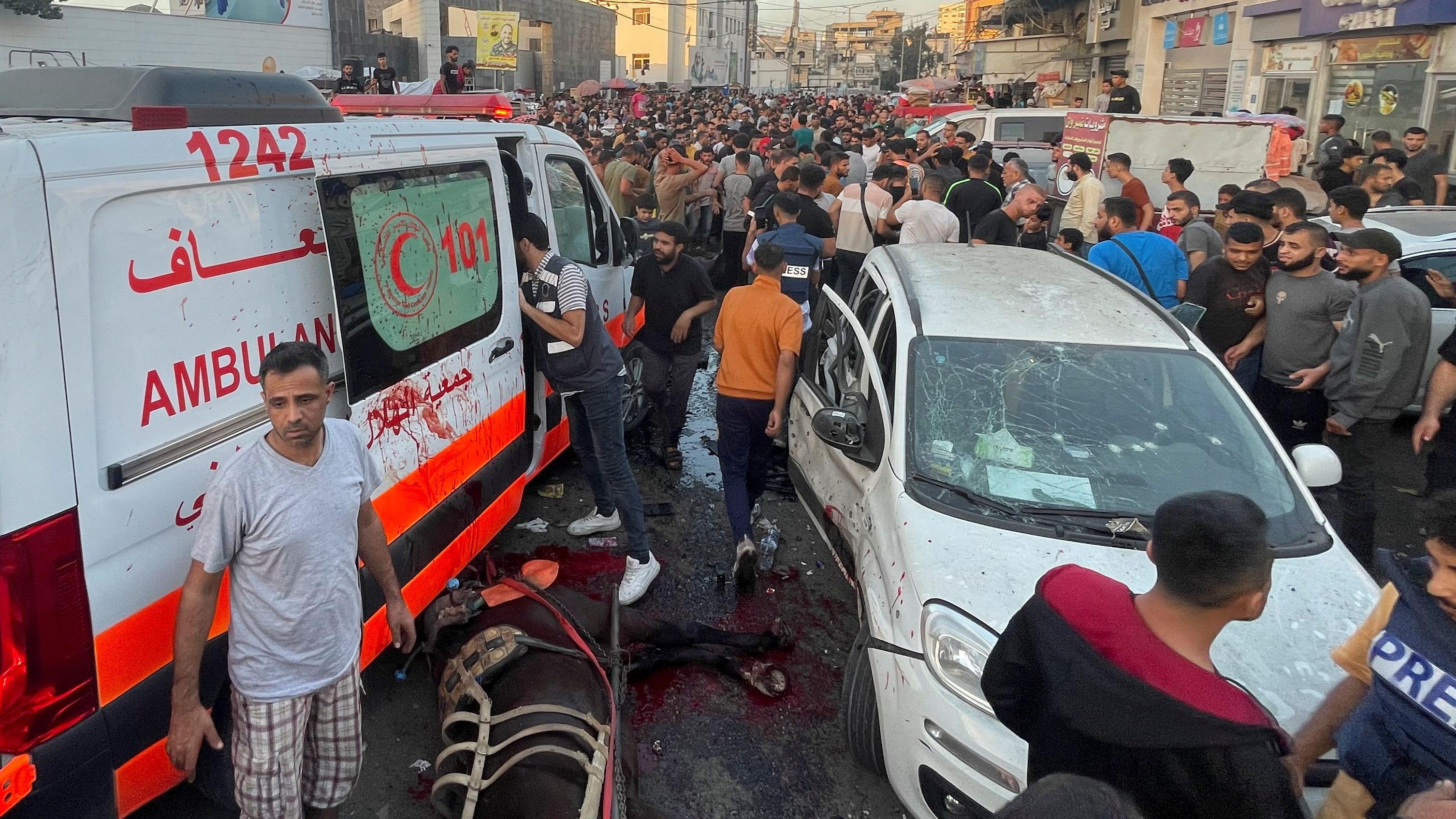 Daños en las afueras del hospital Al-Shifa.