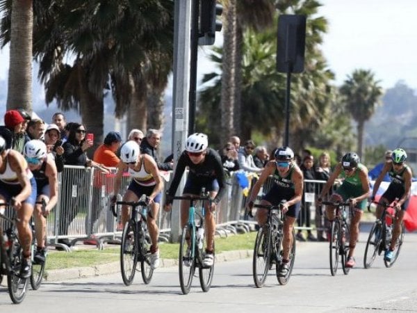 ¿A qué hora comienza el Triatlón mixto y quiénes representan a Chile?